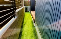 玄関横から進むスペースにも芝を敷きました