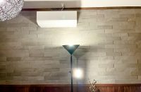 壁にはグレーのレンガ風の壁紙とウッドのツートンでモダンに仕上げました