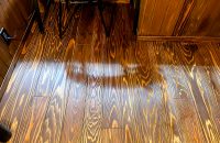 床ははだしで歩くと気持ちが良い浮造りの杉板を張りました